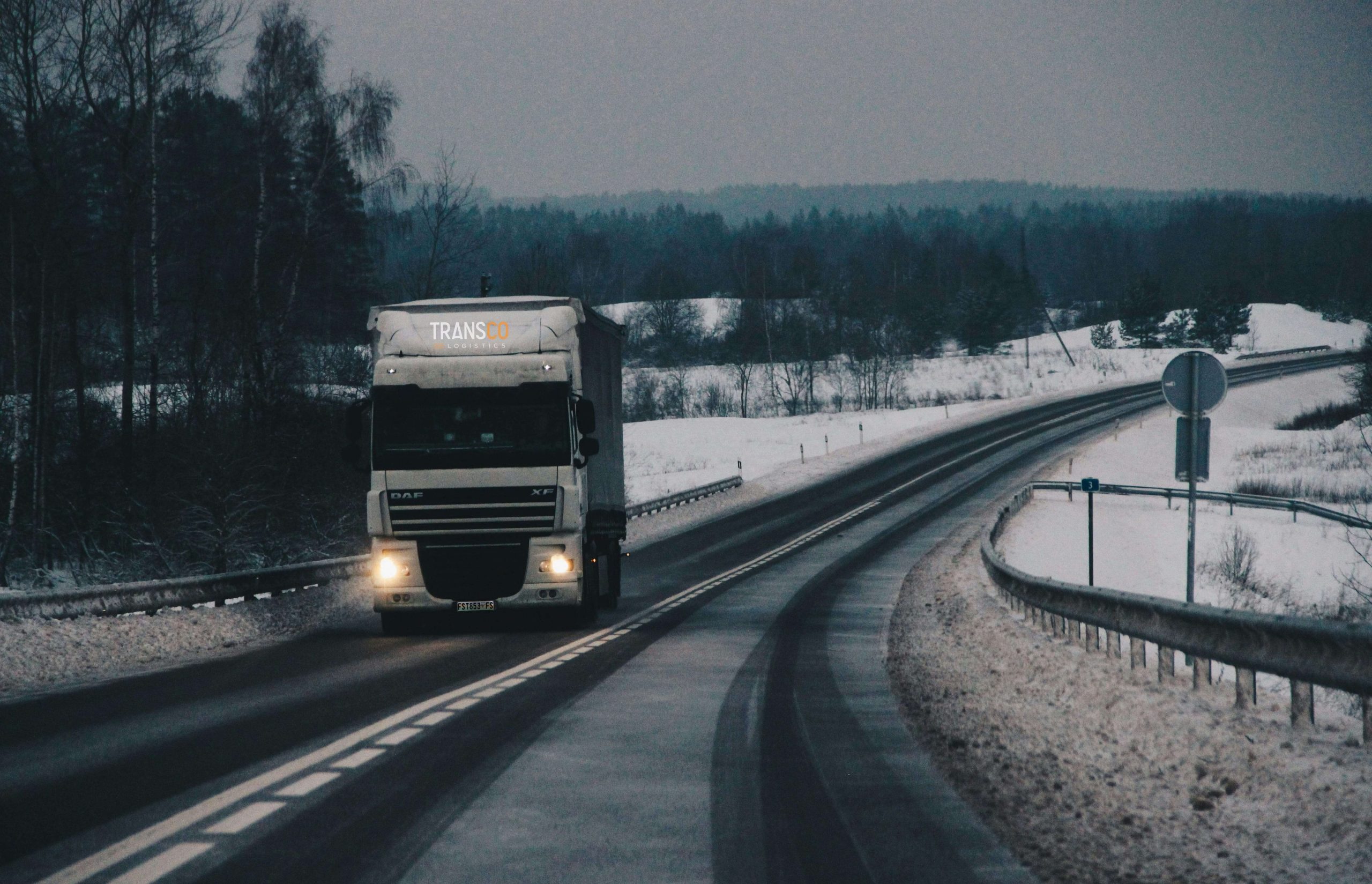 dominik-luckmggggann-SInhLTQouEk-unsplash-min